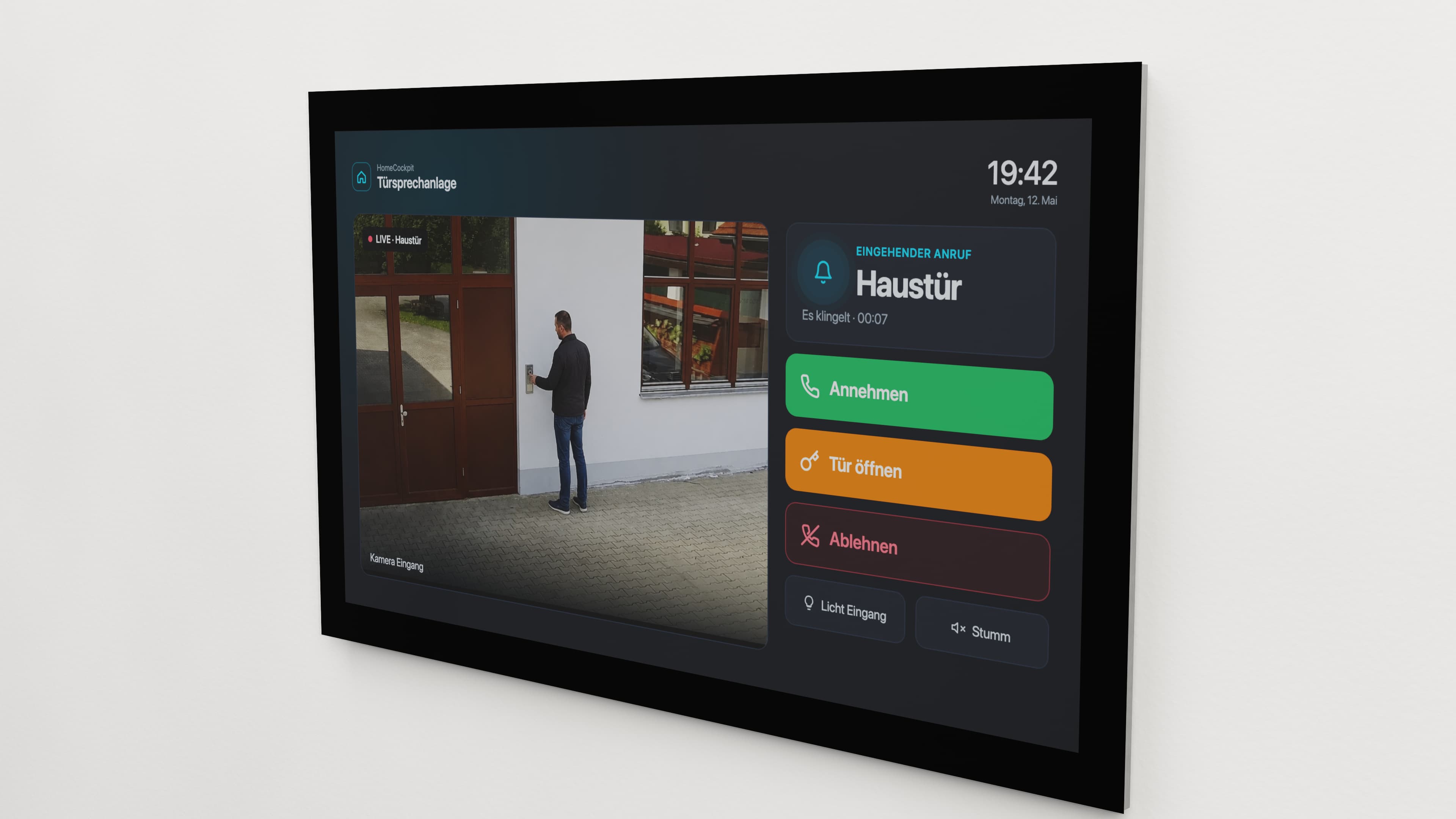 Touchpanel an der Wand zeigt beim Klingeln das Kamerabild der Haustür mit den Schaltflächen Annehmen, Tür öffnen und Ablehnen